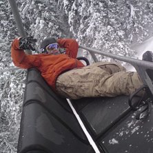 i stolen p&aring; v&auml;g upp. Foto: Petter Sundbye. &Aring;kare: Kalle Nilsson.