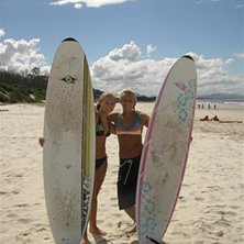 Surfing i Byron Bay. Foto: Elina. &Aring;kare: Elin &amp;amp; Anna.