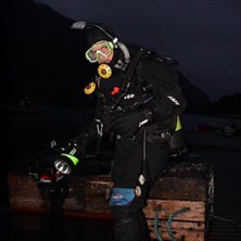 Jag p&aring; v&auml;g ner i det 6 grader varma vattnet. Foto: Wictor Bermhagen.