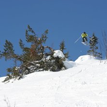 Elias hoppar l&aring;ngt. Foto: Johan S&ouml;derlund. &Aring;kare: Elias H&ouml;gberg.