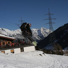 En minikicker utanf&ouml;r Sennh&uuml;tte.... Foto: Niklas Holmberg. &Aring;kare: Fredrik Nordenberg.