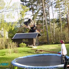 liten miss, d&auml;r ja tappar byxorna vid fr&aring;nskut;D. Foto: marcus tj&auml;der. &Aring;kare: simon b&auml;ckman.