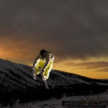 Tacklar b&aring;da skidorna med mina h&auml;nder!. Foto: Daniel R&ouml;nnb&auml;ck. &Aring;kare: Jag.