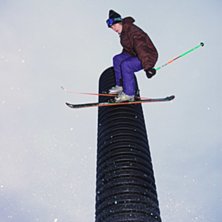 Kristian hoppar h&ouml;gt i br&auml;cke i sina nya Unlimit. Foto: Jesper Bryngelsson. &Aring;kare: Kristian F&auml;lt.