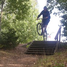 hoppar ut f&ouml;r en trappa. Foto: Daniel Landell. &Aring;kare: Robin Andersson.