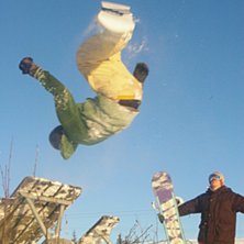 Adde, frontflip fr&aring;n ett bord. Foto: Tom St&aring;l. &Aring;kare: Andreas B&auml;cker.