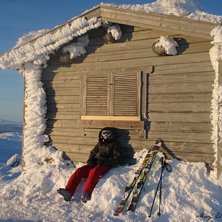 Taking a rest on the top and getting panda-taned. Foto: Katrine Ingebrigtsen. &Aring;kare: May Elin Aarstad.