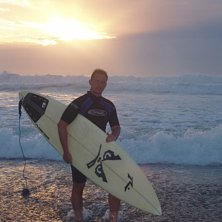 Posing under kv&auml;llsurf, stranden i Anglet utanf&ouml;. Foto: Magnus Persson.