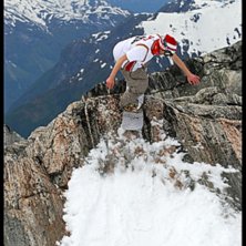 Jibbar p&aring; en sten p&aring; toppen av stryn. Foto: Mattias Klockar. &Aring;kare: Anders Nises.
