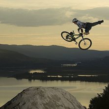 John k&ouml;r h&ouml;gt under en av m&aring;nga fina kv&auml;llar u. Foto: Jesper Molin (www.jespermolin.se). &Aring;kare: John Alm.