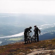 Tvillingarna Borgudd tar en paus och spanar ut &ouml;v. Foto: P&auml;r Andersson. &Aring;kare: Gustaf Borgudd &amp;amp; Edvin Borgudd.