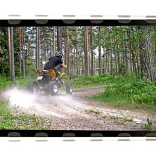 Grusv&auml;gsk&ouml;rning med 4-hjulingen.... Foto: Karl Kurtti. &Aring;kare: Oskar Kurtti.