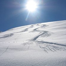 Ok lite folk h&auml;nger i parken efter sn&ouml;fall men d. Foto: Lintan Hougland. &Aring;kare: Erik och Linus.