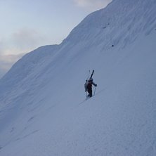 Vacker solnedg&aring;ng under farlig bestigning. Foto: Michael A. &Aring;kare: Not riding.