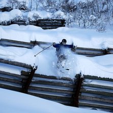 droppade liften &aring; k&ouml;rde staketen under Albona I.. Foto: Leo Alsved. &Aring;kare: Mattias Carlson.