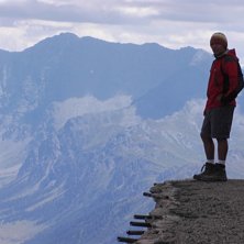 St&aring;r med 1000m stup framf&ouml;r f&ouml;tterna. Tr&auml;ning . Foto: Thomas (k&ouml;kschef Langley Travel Serre Chevalier). &Aring;kare: Richard Liv.
