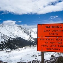 Strax utanf&ouml;r A-basin hittar man denna skylt..