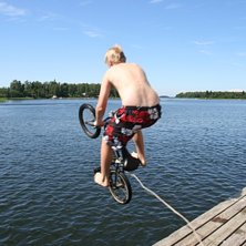 Minibike i vattne.. Foto: Vicke. &Aring;kare: Sam...