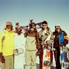 fyra sugna grabbar sugna p&aring; puder. Foto: christoffer lundin.