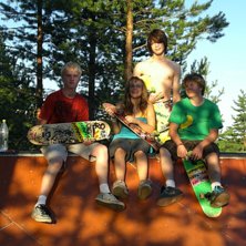 Gruppbild. Foto: Sj&auml;lvutl&ouml;sare. &Aring;kare: Jakob Grano, Anna Brask, Alexander B&auml;s&eacute;n &amp;amp; Stefan Bengtsson.