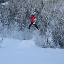 Hemmabyggt hopp med sk&ouml;n landning! Kanske inte v�. Foto: Daniel Thalen. &Aring;kare: Johan Jansson.