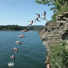 Bada lite nu i somras vid n&aring;gra klippor just denn. Foto: Peter broberg. &Aring;kare: robert Lundell.