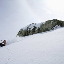 Jag droppar en v&auml;ldigt liten stenbumling ute p&aring; . Foto: Frida Lundin. &Aring;kare: Emil Rydell.