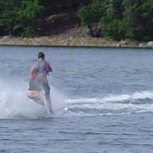 Tim och jag f&ouml;rs&ouml;ker &aring;ka p&aring; samma skidor haha. Foto: Lena Ziegenbein. &Aring;kare: Tim Ziegenbein, Malin Bj&ouml;rling.