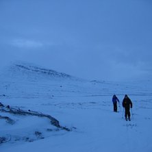 Micke och Magnus p&aring; v&auml;g ner efter en f&ouml;rs&auml;song. Foto: Erik Rosenfors. &Aring;kare: Mikael Menna och Magnus Toreb&auml;ck.