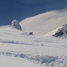 Pudder p&aring; vei ned fra Store Kjostind (1480 m) i L. Foto: odd Roar Salamonsen. &Aring;kare: Tom Jensen.