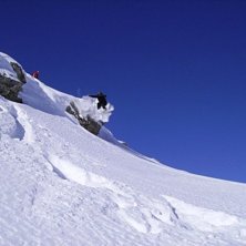 Kim droppar en liten klippkant. Foto: alexander engvall. &Aring;kare: kim lindberg.