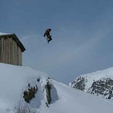 Grymt hus vid sidan av v&auml;gen precis innan Z&uuml;rs.. Foto: Tysken. &Aring;kare: Christoffer Hindelid.