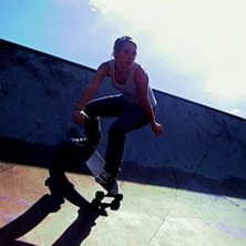 Kanon dag i rampen f&ouml;r syrran p&aring; longboard. Foto: Marcus Walfridsson. &Aring;kare: Sofie Walfridsson.