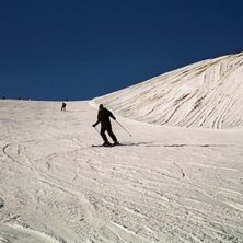 en av de sk&ouml;nare pisterna p&aring; en av topparna runt. Foto: Sofia l&ouml;vgren. &Aring;kare: Malin fr&auml;mst, joakim i bakgrunden.