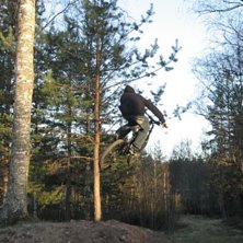 hoppar. Foto: Johan Larsson. &Aring;kare: Fredrik Larsson.