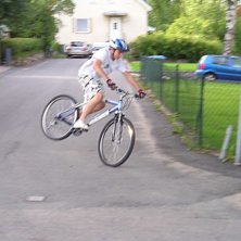 jag g&ouml;r en liten stoppie!. Foto: sara ljungqist. &Aring;kare: Martin setterberg.
