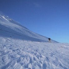Rasmus knatar p&aring; f&ouml;r att komma upp till topen i . Foto: Daniel Olsson. &Aring;kare: Rasmus Olsson.