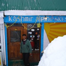 Den oefterh&auml;rmlige Yaseen utanf&ouml;r sin skiduthyrn. Foto: Tobias Liljeroth. &Aring;kare: Yaseen Khan.