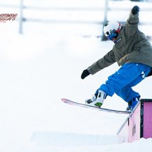 F&ouml;rsta g&aring;ngen med snowboard/skidor framf&ouml;r lins. Foto: Petra Eleonor Johnsson. &Aring;kare: Nils Petersen.