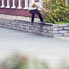 Daniel Bergman shreddar curb i Uppsala.
http://bi. Foto: Jonathan Birkemyr. &Aring;kare: Daniel Bergman.
