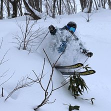 Puder i en bred skogsgl&auml;nta med Per Powder Paradi.