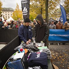 Niklas Eriksson och Jacob Wester studerar prisbord. Foto: Hedda Berander. &Aring;kare: Niklas Eriksson och Jacob Wester.