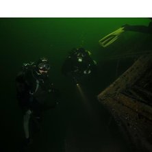 32 meter under ytan p&aring;v&auml;g in i ett vrak. Det &auml;r. Foto: Jonas. &Aring;kare: Jeffa och Markus.