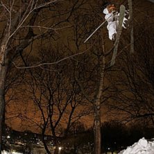 ett halft varv ner i en park och krashar in i ett . Foto: James holm. &Aring;kare: Linus Stevrin sckoglund.