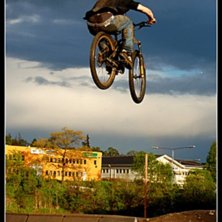Jag drar upp en r&auml;tt fin air i ett lerigt fadderb. Foto: Henrik Kjellman. &Aring;kare: Frans Nord&eacute;n.