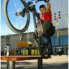 Abobaka p&aring; en alkisb&auml;nk. Foto: Lucas Lindh. &Aring;kare: John Lindh.