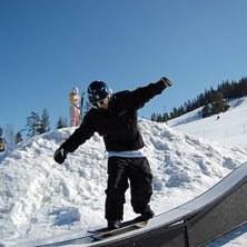 posin on ze snowskate. Foto: Emil Halvarsson. &Aring;kare: Simon Lampinen (jag).