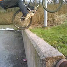 Billy drar abbu p&aring; en lite h&ouml;gre mur. Foto: Oscar Fax&eacute;n. &Aring;kare: Billy Kimhed.