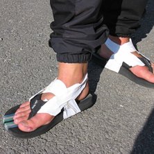 Har man skavs&aring;r men vill springa kan man tejpa fa. Foto: Ok&auml;nd. &Aring;kare: mina f&ouml;tter.