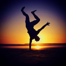 st&aring;r p&aring; en hand i solnedg&aring;ngen!. Foto: Martin Edholm. &Aring;kare: Martin Edholm.